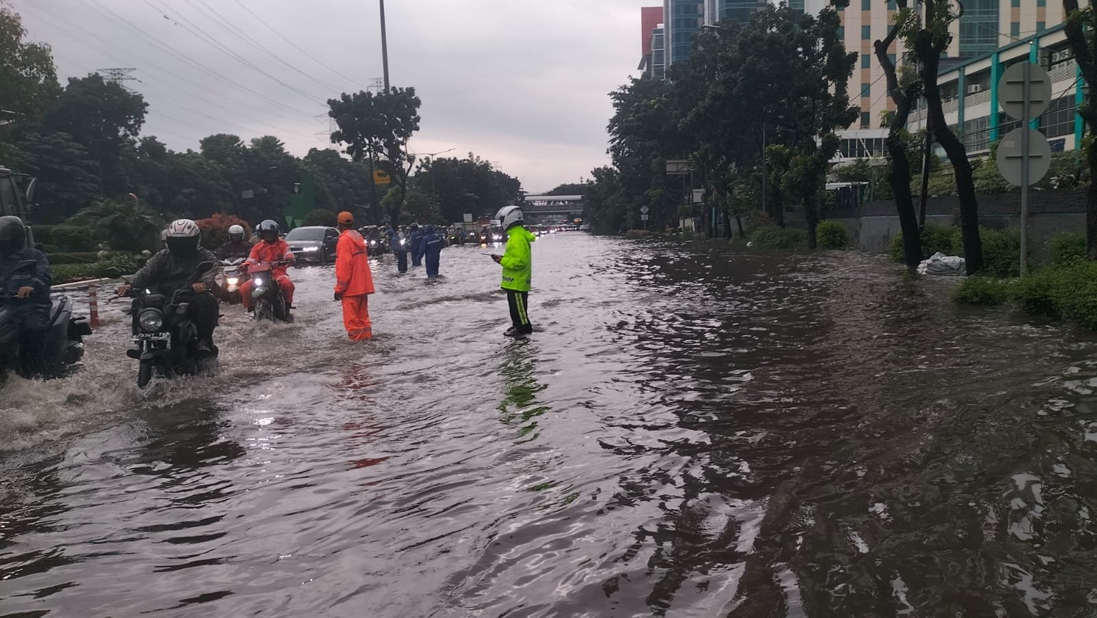 Detik : Banjir Rendam Sejumlah Ruas Jalan Jakarta, Brimob–Lantas–Polair PMJ Bergerak Cepat, Polri Siagakan 128.247 Personel Secara Nasional